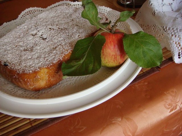 Шарлотка с яблоками и изюмом