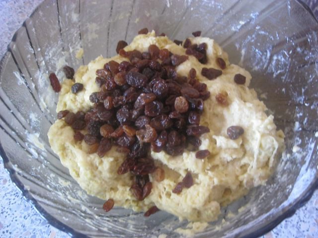 Сдобная булка с изюмом