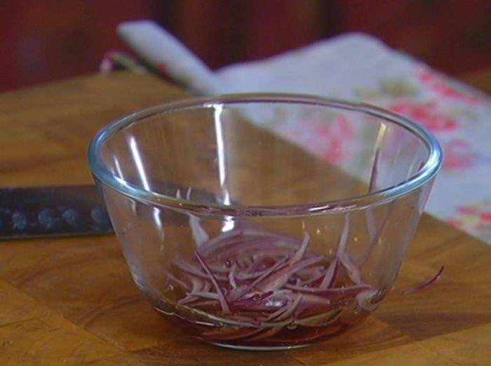 Салат с малиной и гренками с творожной начинкой 