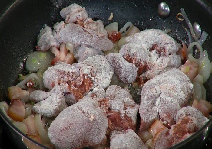 Теплый салат с куриной печенью, тыквой и копченой грудинкой 
