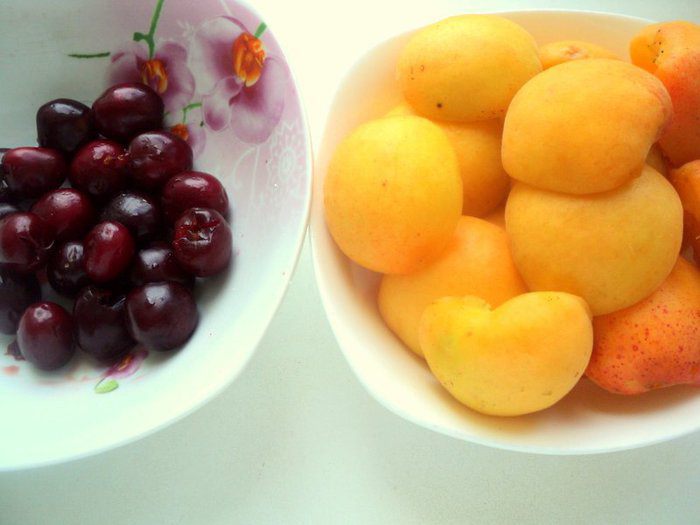 Творожник с абрикосами и вишней