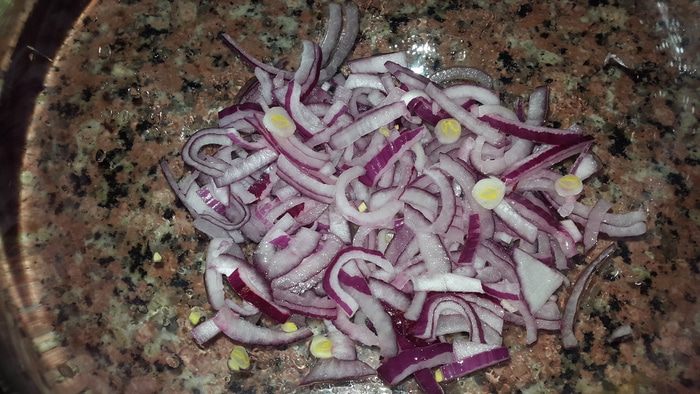 Жареный лосось с гарниром из кускуса с черри и красным луком