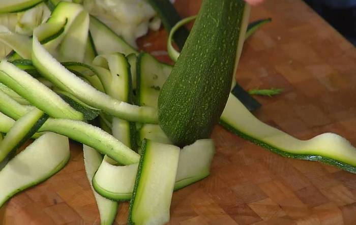 Салат с цукини, фенхелем и стручковым горошком