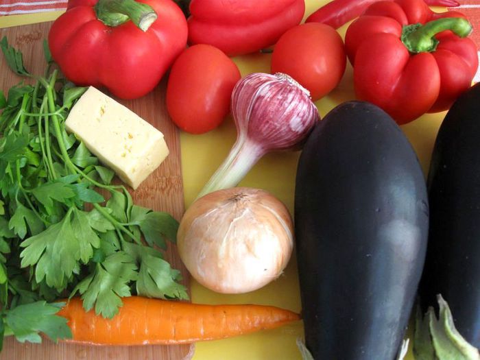 Баклажаны и перцы с кориандром, сыром и овощами