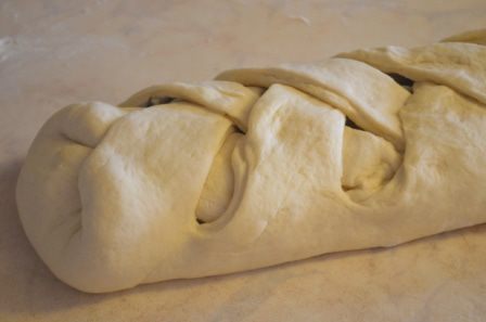 Плетенка с капустой, яйцом и красным луком