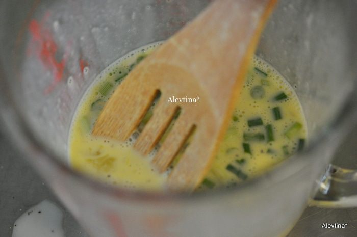 Омлетный рулет с зеленым луком