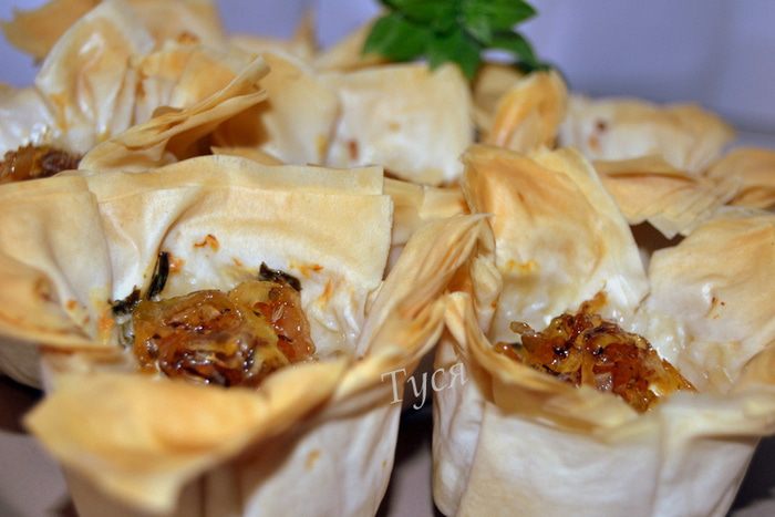 Корзиночки со шпинатом и карамельным луком