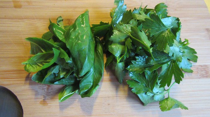 Салат с куриной грудкой и заправкой из ароматных трав