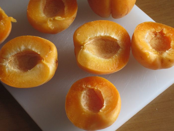 Пирог с фундуком и абрикосами