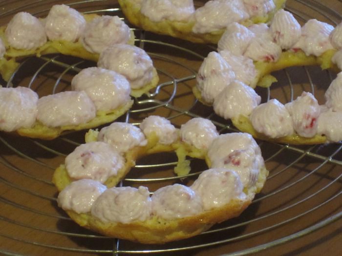 Заварные кольца с творожно-малиновым кремом