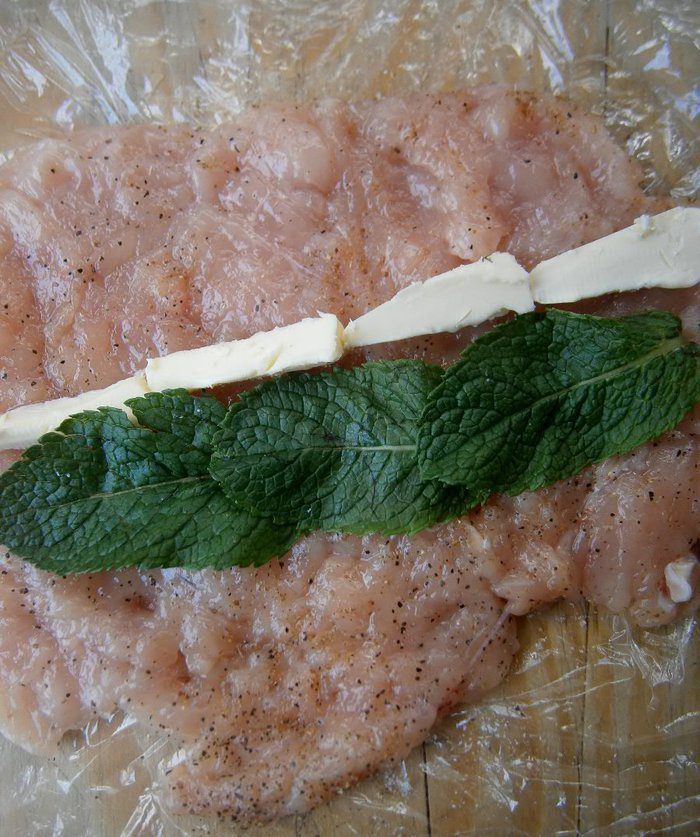 Куриный рулетик с мятой и томатно-мятным соусом