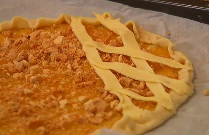 Быстрый пирог с апельсиновым джемом, орехами и амаретти 