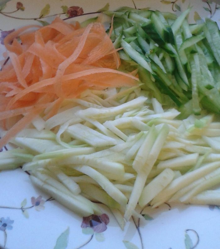 Салат &amp;quot;Легкий&amp;quot; из свежего огурца и цукини