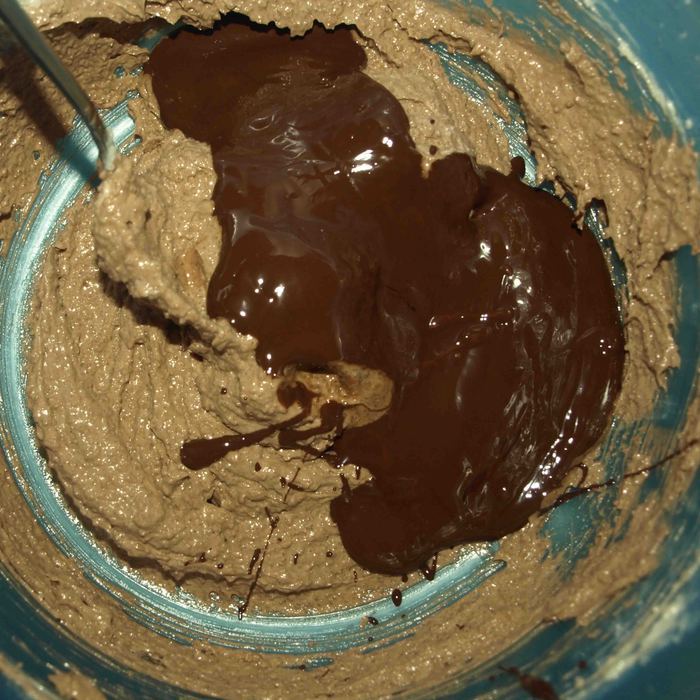 Шоколадный кекс с миндалем и орехами пекан