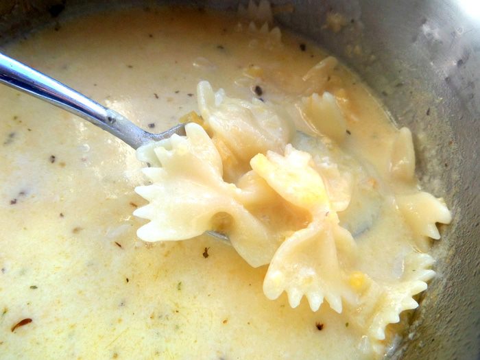 Сырно-макаронный суп и чипсы из лаваша