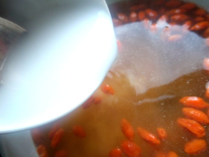 Сладкий суп с рисом, фруктами и ягодами