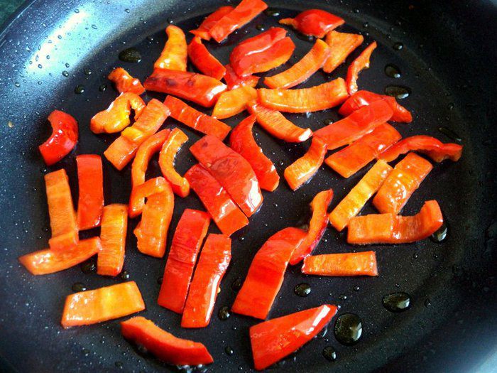 Фрикадельки с базиликом и овощами