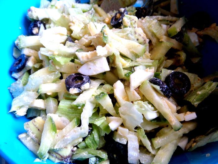 Сырный салат с оливками и авокадо