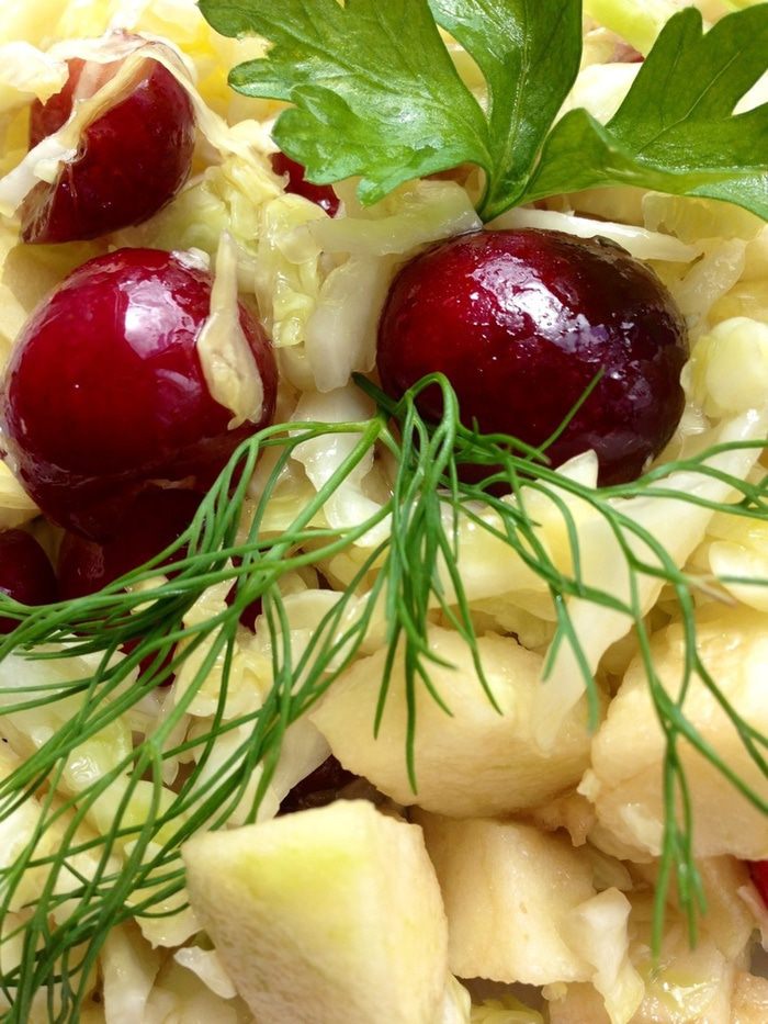 Капустный салат с черешней и яблоком