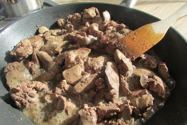 Печеночные шарики с жареным луком в фисташках