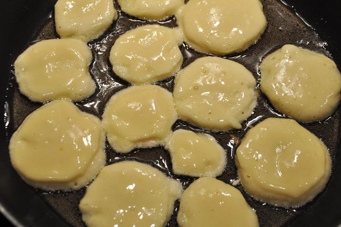 Яблоки в кефирном тесте