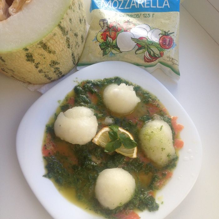 Карпаччо из форели с дыней, моцареллой и мятным песто