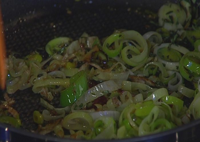 Штрудель с запеченным красным перцем и луком-пореем