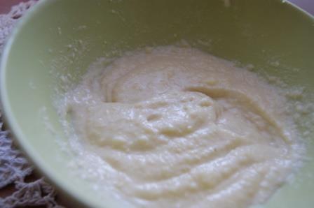 Пирог с кедровыми орешками и медовым заварным кремом