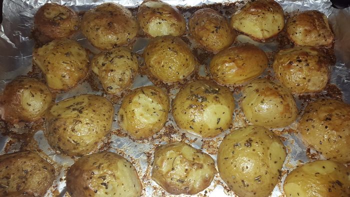 Куриные крылышки и молодой картофель, запеченные в духовке