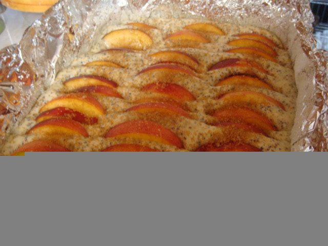 Пирог с персиками и маком