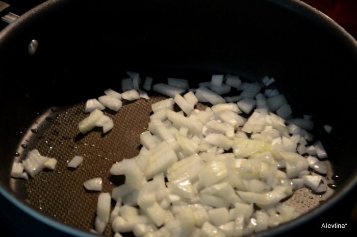 Фарш говяжий с зеленым горошком по-индийски