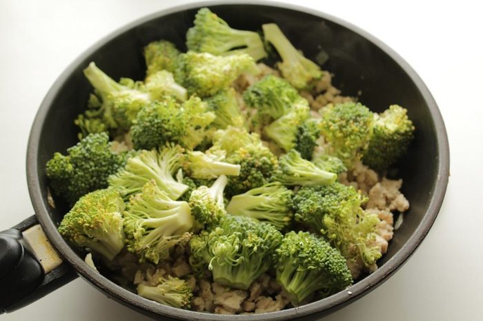 Гратен из макарон, куриной грудки и брокколи