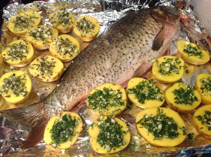 Запеченный карп с ароматным картофелем
