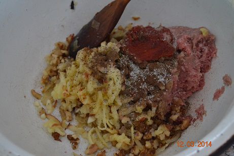 Мясной пирог с изюмом, яблоком и орехами