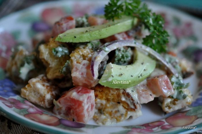 Салат с авокадо и гренками