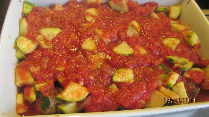 Фрикадельки, запеченные с овощами