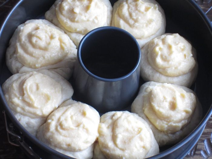 Обсыпной сливовый пирог с творожной начинкой