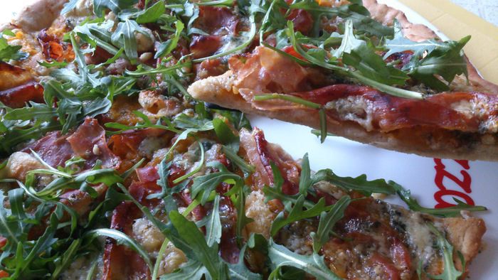 Пицца из ржаной муки с тыквенным соусом и хамоном