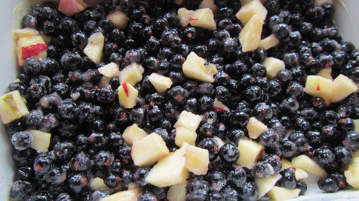 Кобблер с яблоками и черной смородиной