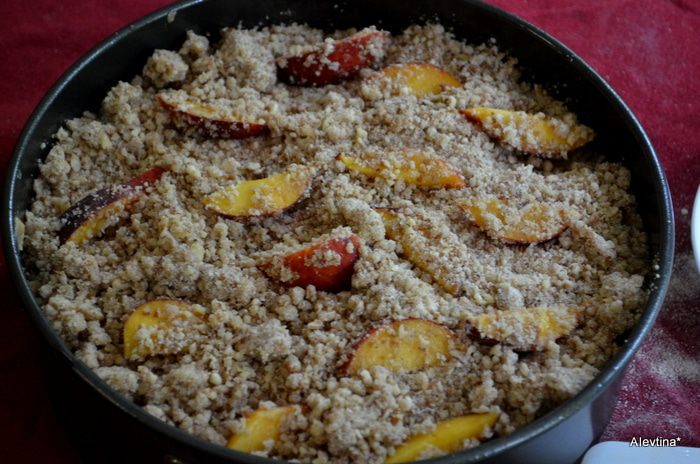 Кекс с персиками и голубикой