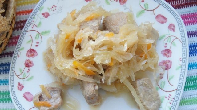 Свинина, тушеная с квашеной капустой