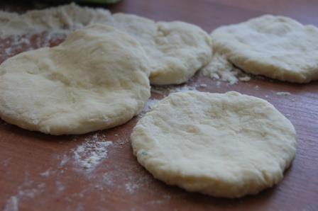 Мини-пироги из творожного теста со шпинатом