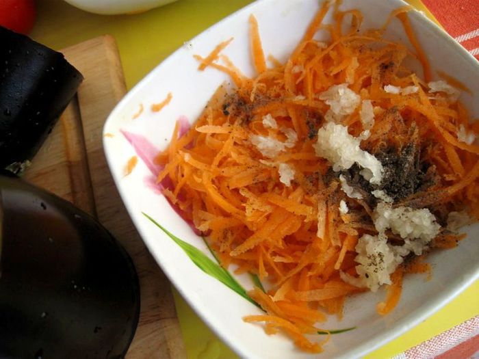 Баклажаны и перцы с кориандром, сыром и овощами