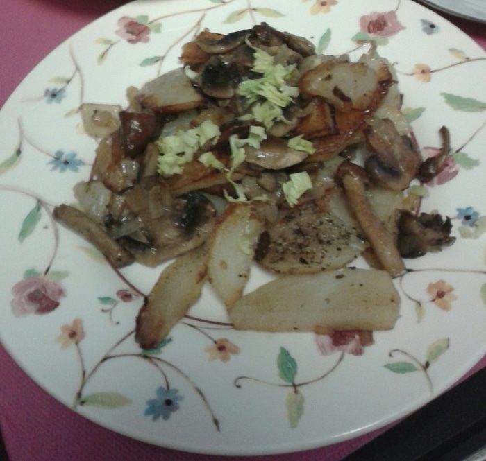 Жареный картофель с грибами