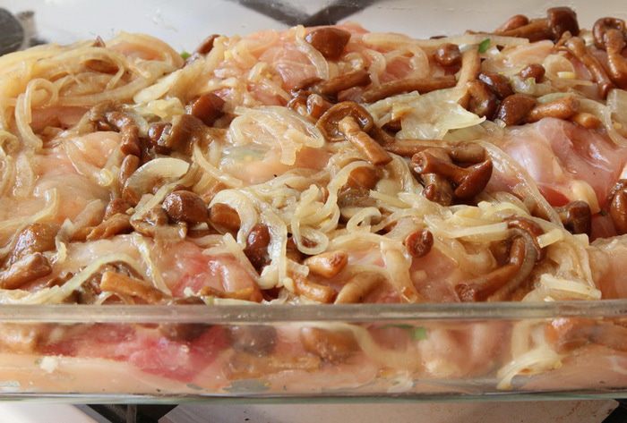 Куриная грудка с брынзой под белковой шапочкой