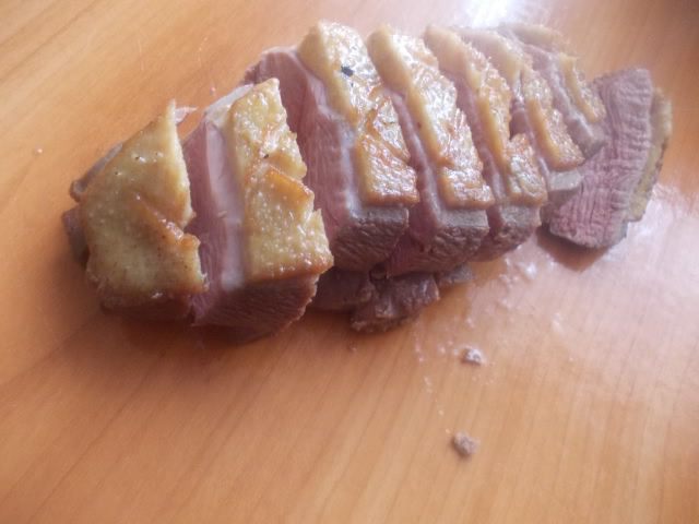 Утиная грудка с винно-карамельным луком