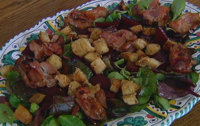 Салат с запеченной свеклой и сухариками