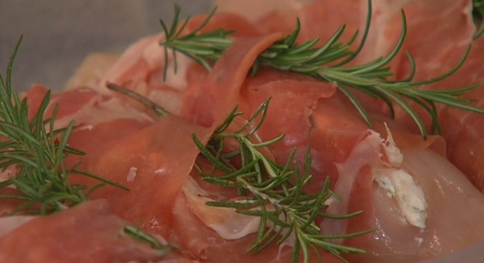 Куриные грудки, фаршированные козьим сыром и зеленью