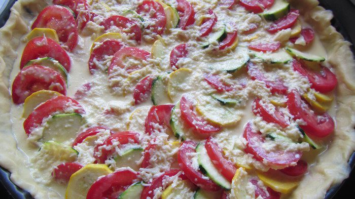 Киш с цукини и помидорами
