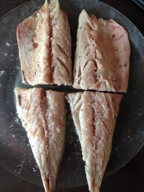 Запеченная рыба на овощной подушке с моцареллой